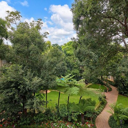 Protea Hotel By Marriott Johannesburg Balalaika Сэндтон Экстерьер фото