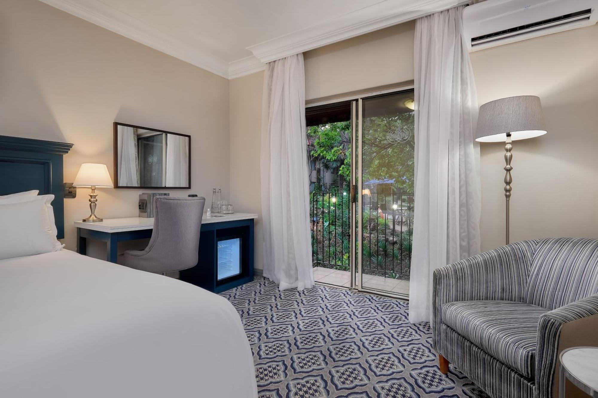 Protea Hotel By Marriott Johannesburg Balalaika Сэндтон Экстерьер фото