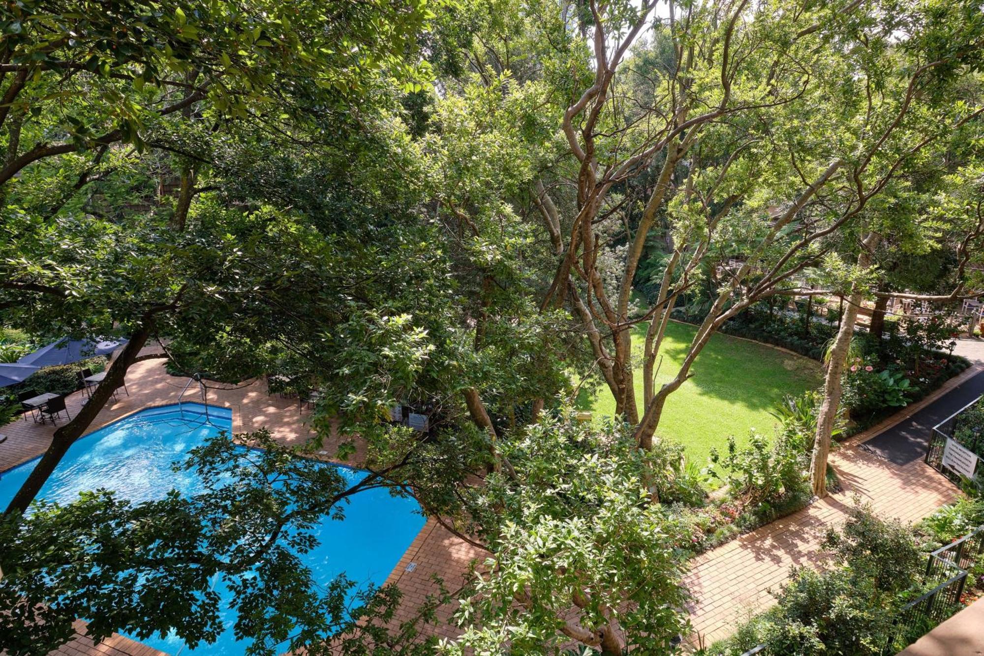 Protea Hotel By Marriott Johannesburg Balalaika Сэндтон Экстерьер фото