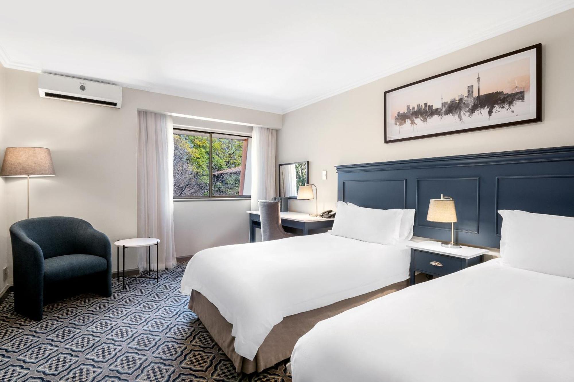 Protea Hotel By Marriott Johannesburg Balalaika Сэндтон Экстерьер фото
