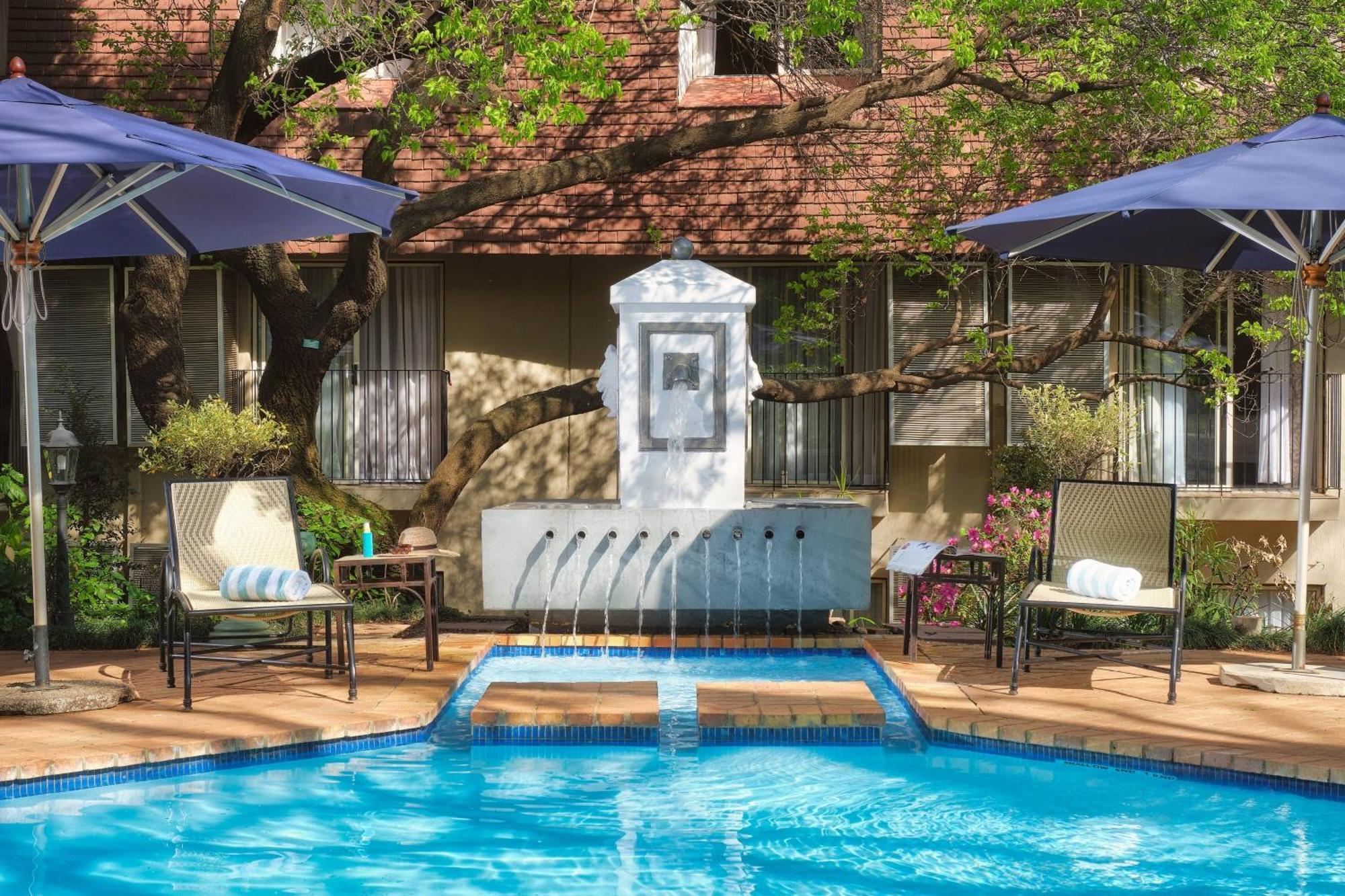 Protea Hotel By Marriott Johannesburg Balalaika Сэндтон Экстерьер фото