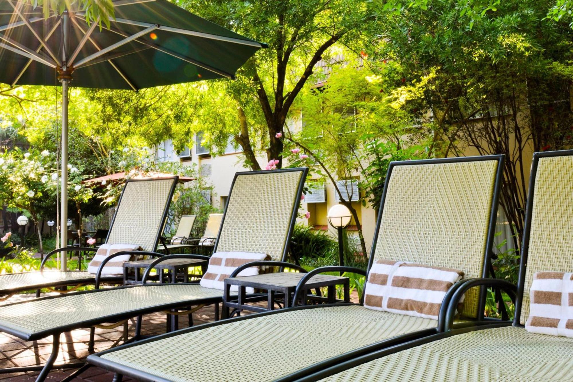 Protea Hotel By Marriott Johannesburg Balalaika Сэндтон Экстерьер фото