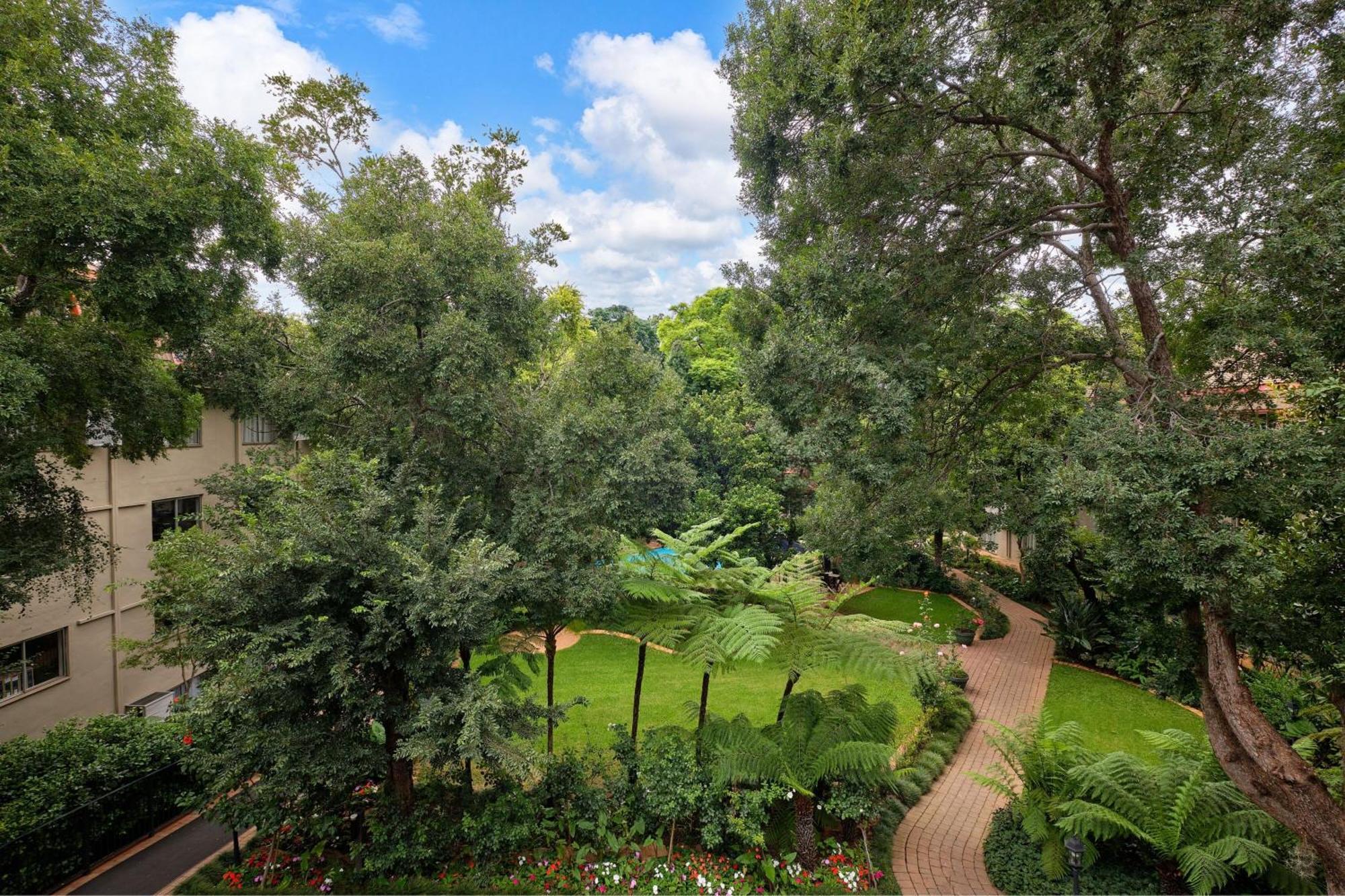 Protea Hotel By Marriott Johannesburg Balalaika Сэндтон Экстерьер фото